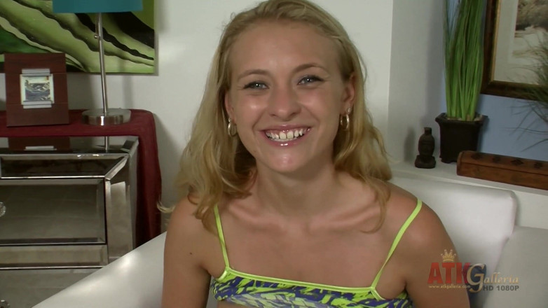 ATK Fans (Solo): Natasha la piccola bionda carina viene