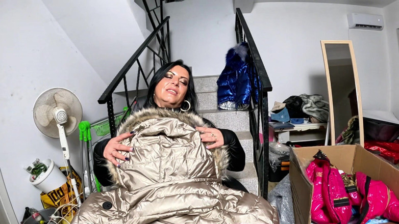MilfyCalla: Une MILF dominante se masturbe avec une camisole de fourrure...