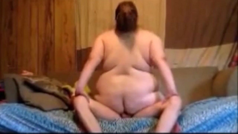 Fat House Wife: Culona monta polla flaca y dura haciendo que se corra...