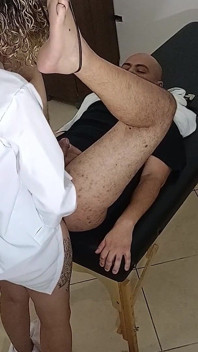 Proctologul face tot ce vrea cu curul pacientului ei