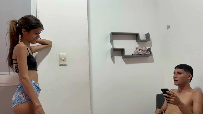 deybersex12: Sto guardando video nella mia stanza, la mia sorellastra arriva...
