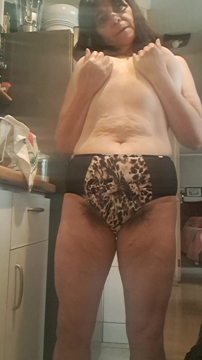 Mommy big hairy pussy: Madrastra en la cocina queriendo ser follada
