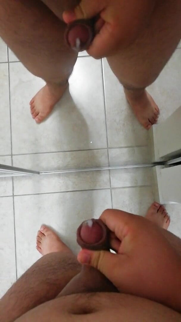 Cock vids and only cock vids.: Lelaki montel melancap zakar kecilnya di cermin