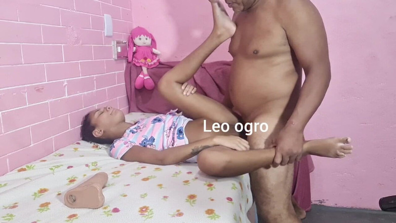 Bebes vagabundas: Мой отчим воспользовался тем, что только я и он дома наблюдали за мной