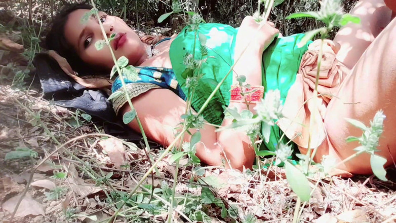 Renudbf: Видя индийскую бхабхи в лесу, сводный брат бхабхи занимается сексом с ней