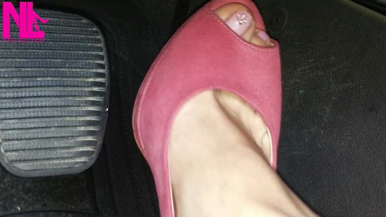 Nyllady: Barfota körning och revving i levande rosa högklackade sandaler