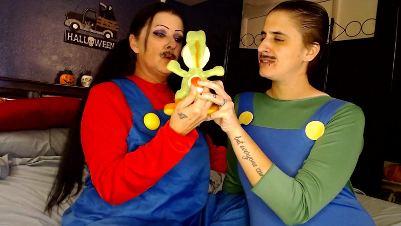 Abby Anna: Lesben küssen halloween cosplay