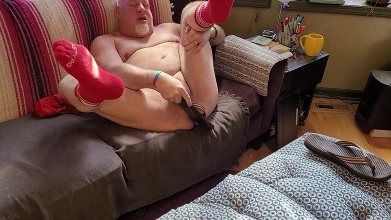 beardaddychub: Beruang ngocok kontol pakai sandal jepit dan telan sperma