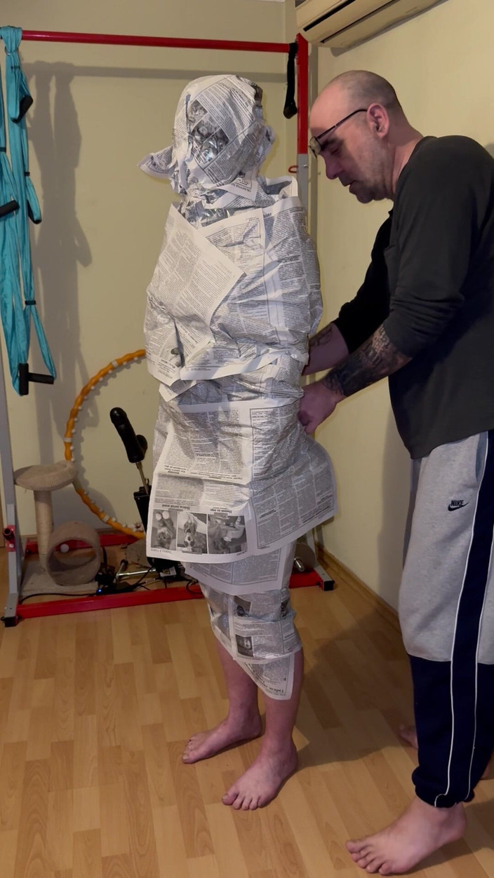 Elena917: 报纸恋物癖 - 用报纸包裹我