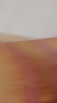 Awek si rambut coklat yang menggoda menggembirakan dirinya dengan dildo