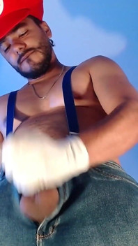Ubrany za Mario Bros bawi się swoim narzędziem do hydrauliki
