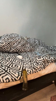 Sveltina - saltando su un dildo
