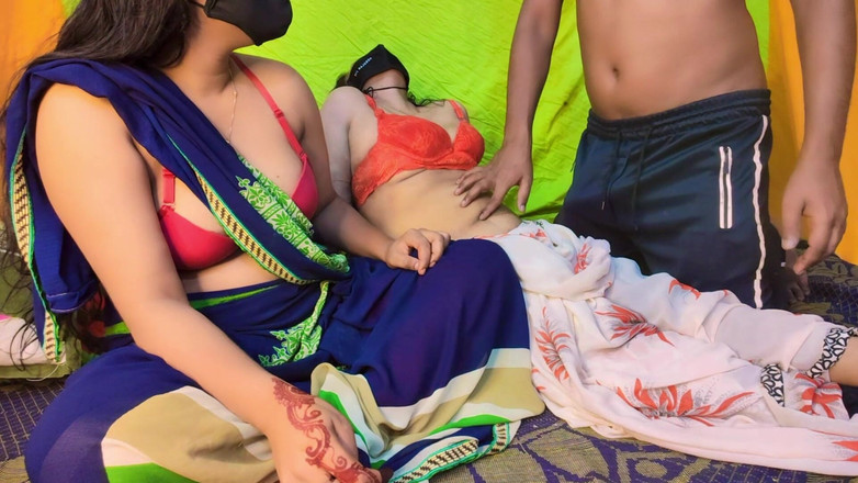 mahihot1: दो मैडम के साथ शौकिया तीन लोगों वाली चुदाई उसके घर के नौकर को चोदती है।