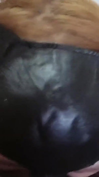 Adânc în gât de la o curvă frumoasă pasionată de spermă