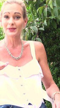Niegrzeczna brytyjska milf elegancka Ewa myje swoje gorące nagie ciało na zewnątrz