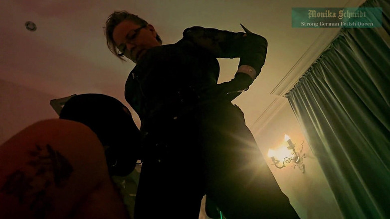 Strict Senz: Monika Schmidt blowjob latihan cuckold jalang strap-on meludah penghinaan lisan