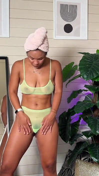 Tante seksi kulit hitam dengan lingerie transparan lagi asik dientot habis-habisan