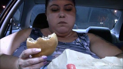 BBW Pleasures: SSBBW essen im auto pOV