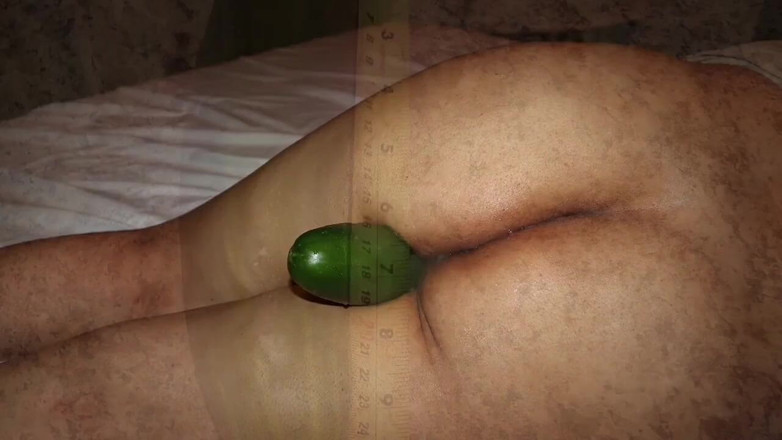 VeeVee Vixen: 10 inch komkommer ingebracht