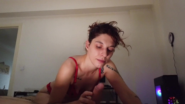 Akasha7: Zachte en heerlijke pijpbeurt, ze geniet van elke likbeurt van...