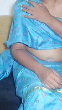 Une femme de ménage desi habillée avec le sari de fil de fil pour séduire