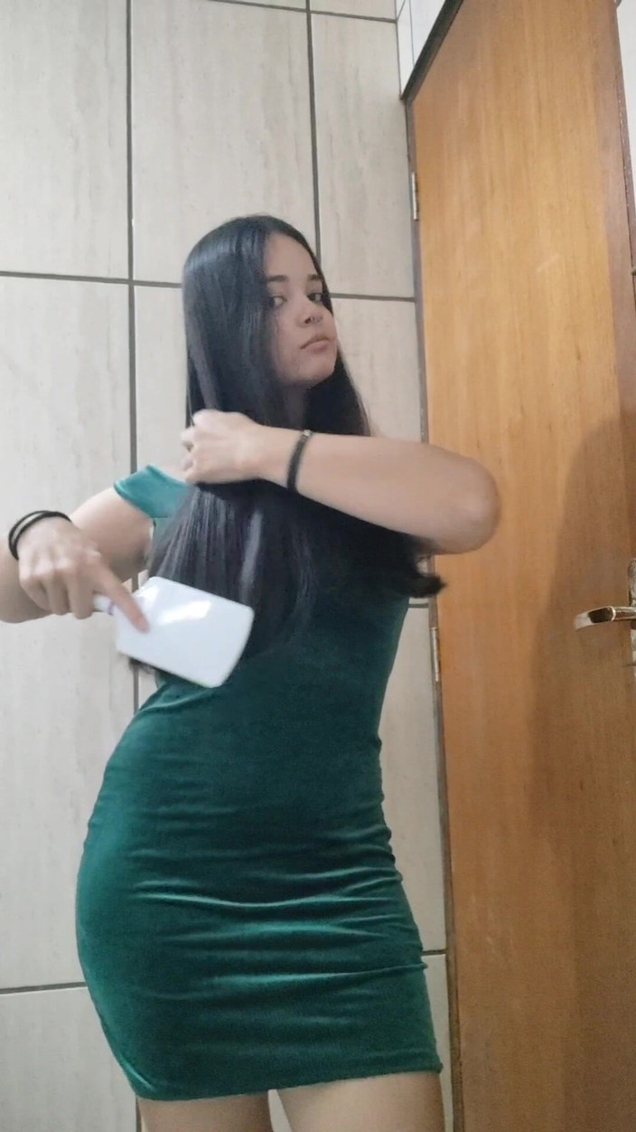 Debora Mendes: Dandanan denganku - gaun hijau dan tampilan mesra