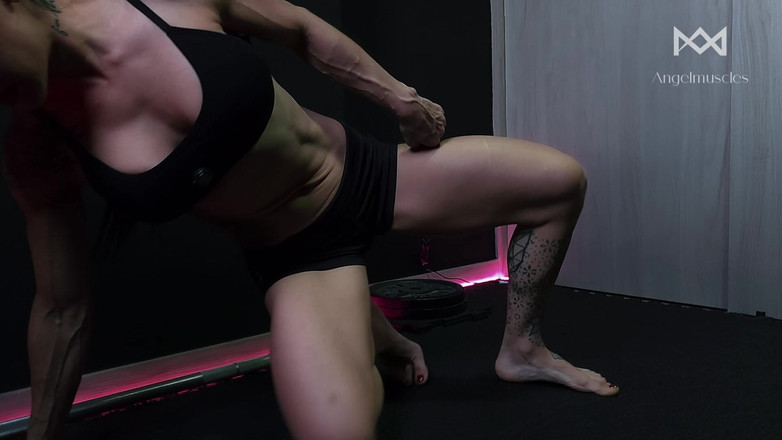 Angelmuscles: Godaan manis teman sekamarku mergokin aku latihan abs