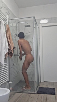 น้ำเงี่ยนร้อนๆ เยอะมากในห้องน้ำ ฉันกำลังจะอาบน้ำแล้วก็นึกถึงเธอ