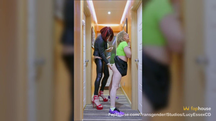 Lucy Essex CD: Великий член tgirl Lucy face трахає і анально трахає гарячу британську мілфу Лізу
