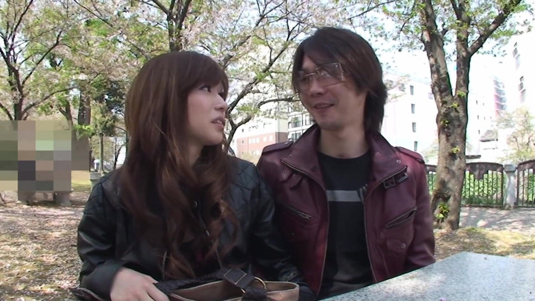 Asian X: Un mari japonais regarde la chatte poilue de sa femme...