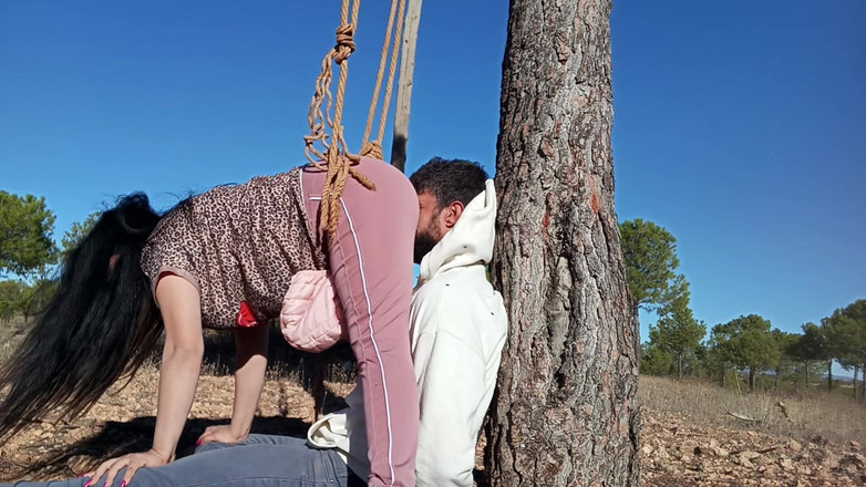 fartingclub01: 彼の顔の前でおならをしながら、私はお尻と木でそれを潰している