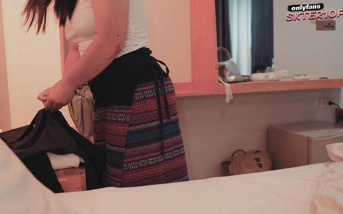 18_honey: Thaise hotelmassage rijpe rondborstige masseuse trekt neuker af