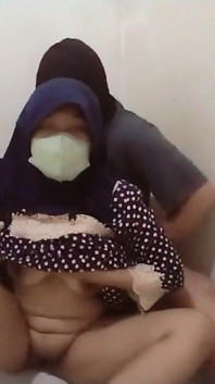 Teruskan berkongkek dalam bilik sehingga memancut pada perutnya