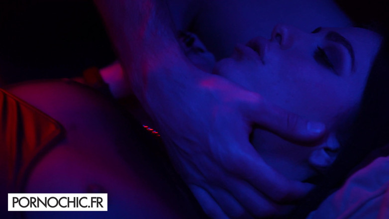 Pornochic: スイングクラブでのグループセックス