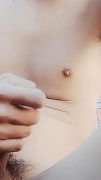 Roztomilý mladý chlapec masturbuje venku
