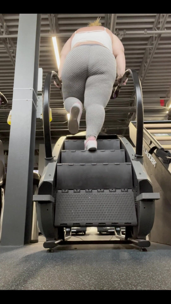 Miss Pink Plush: Skulle du hjälpa till att träna mig i gymmet eller...