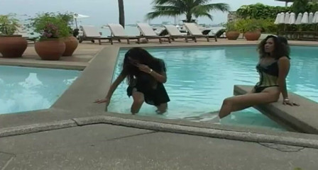 Fetish Desire: 2 sexy latinas präsentieren latexfetisch im pool und am strand