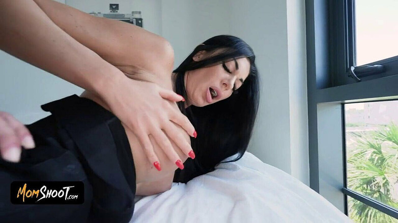 Mylf Official: Kozatá milfka Crystal Rush se stará o svého nevlastního syna