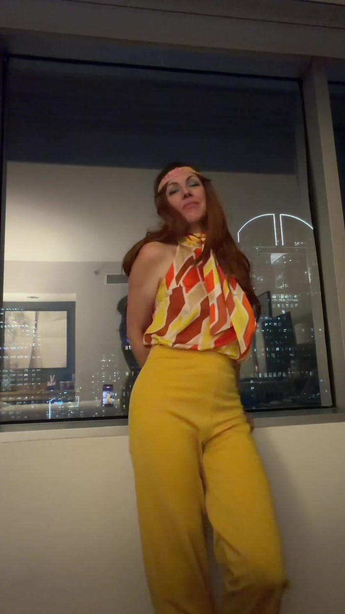 YourFavoriteMommy: Awek Groovy Berkepala Merah