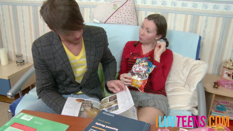 Iluvteens: Úžasná teenagerka análně jezdí na péru své kamarádky po studiu