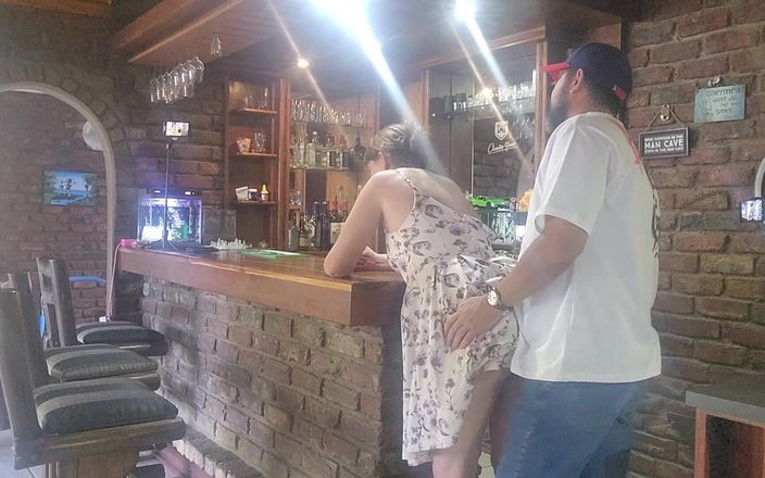 Sparowdox: Une barlady se fait doigter pendant mes vacances