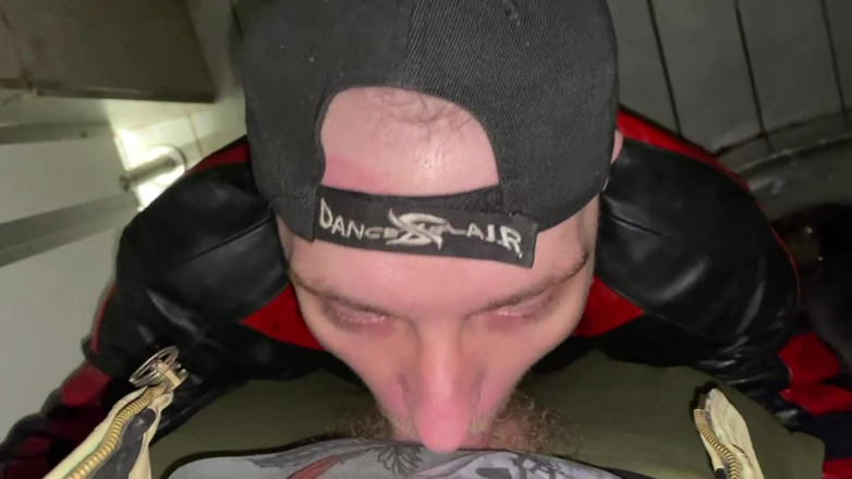 KinkySirius: Chav Scally Kinkysirius ssie publiczną toaletę na stacji z skórzanym...