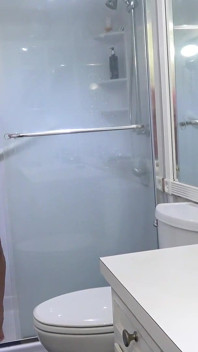 Jeu dans la salle de bain avec Veronica