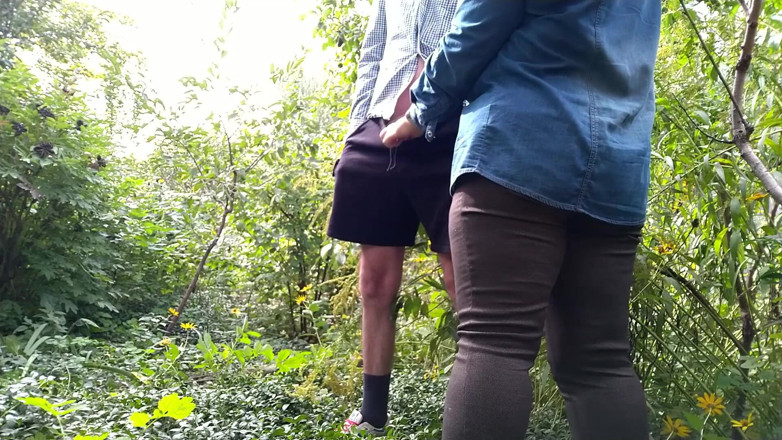 OurFetishLife: Kurvige milf hält schwanz, während er pinkelt