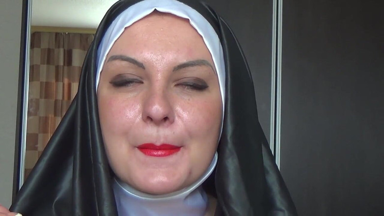 Goddess Misha Goldy: 性感的修女放了很多红色口红和挑逗她性感的嘴唇！