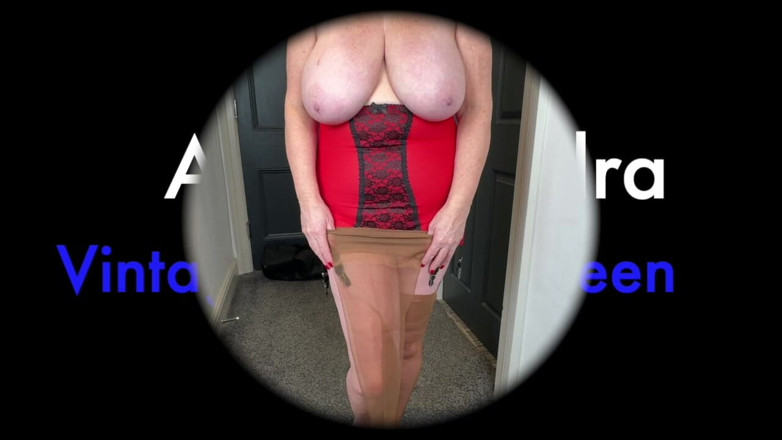 Aunty Sandra vintage girdle queen: Vgq27 Dì Sandra thoát y sau một đêm đi chơi