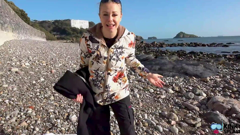 UKCuteGirl Lucy Lauren: Neoprénová děvka se vám vysmívá za to, že si zmrazí koule