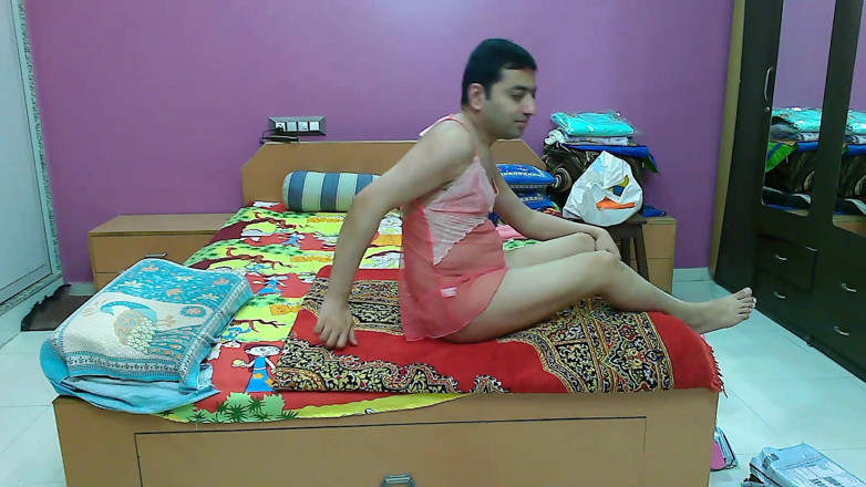 Cute & Nude Crossdresser: Сексуальна сіссі кроссдресссер femboy sweet lollipop тільки в персиковій рожевій дизайнерській нижній білизні.