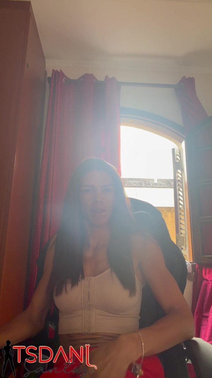 Tsdanisantos1: Une femme trans bien dotée jouit devant la caméra se...