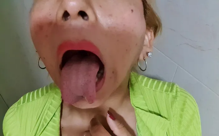 AgataDelphine: I Like to Suck My Fingers
